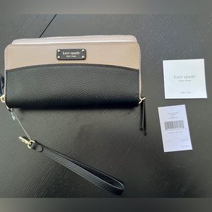 Kate Spade large “Jeanne” carryall wristlet. Black and cream. Never used! NWT!